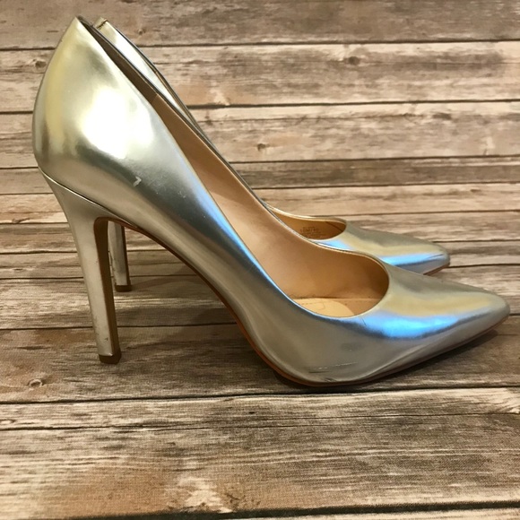 silver pumps size 10